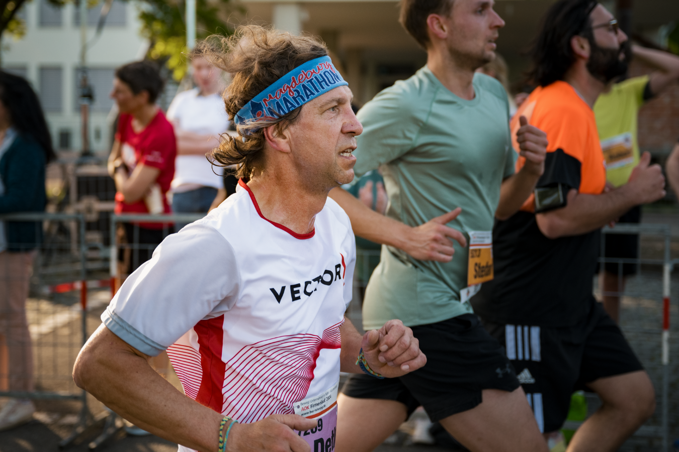 Charity runs, our Livesavers' Day, and many other initiatives: the Vector employees actively contribute. Active Together